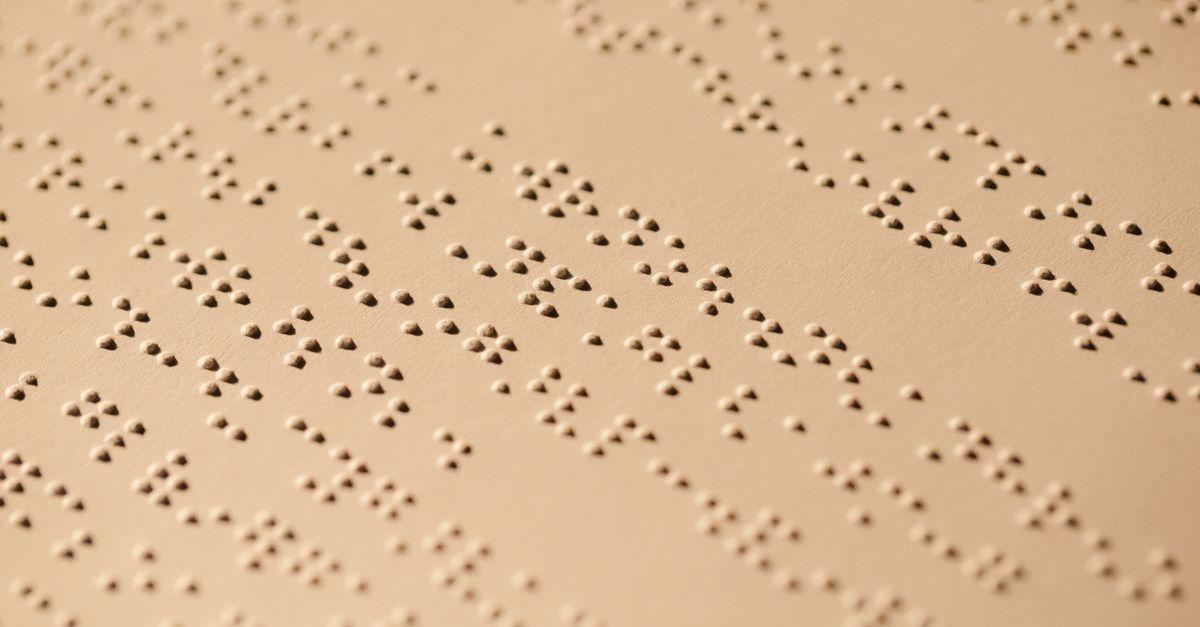 Gros plan detaille de texte en braille en relief sur un papie785d5m1ibpkn92iyadq