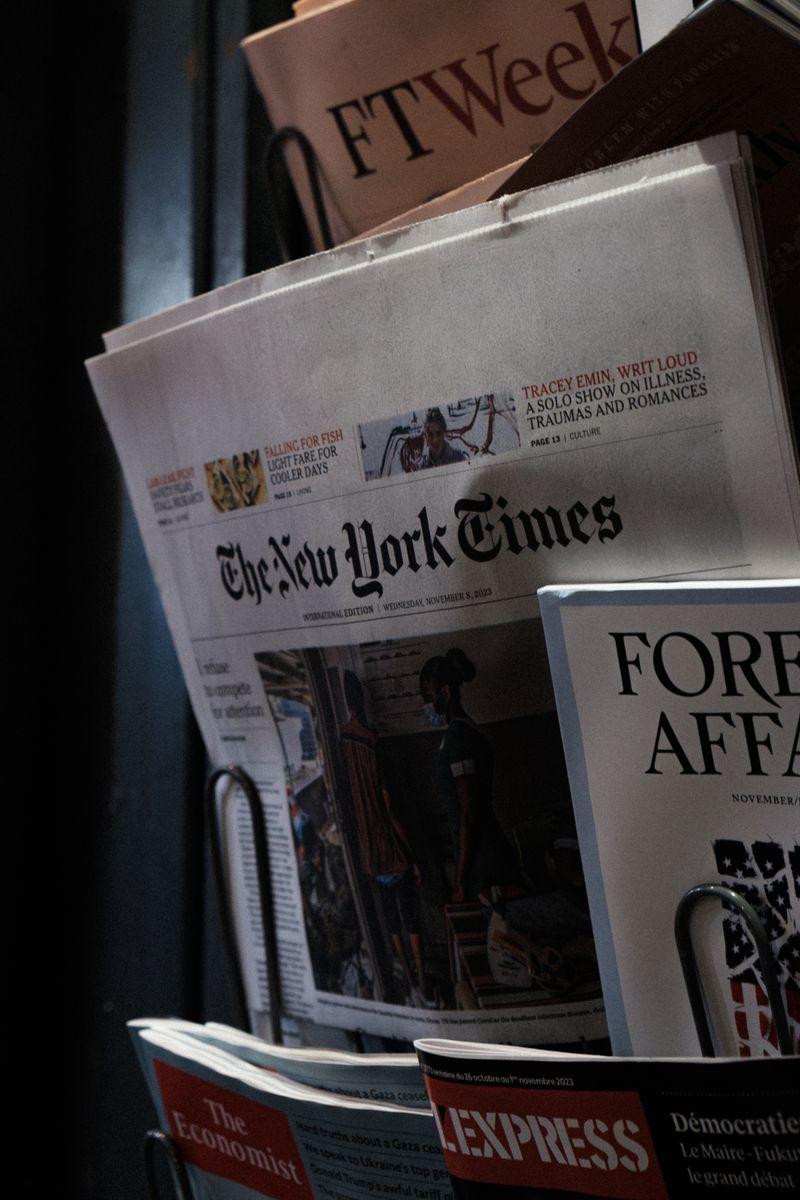 Un apercu detaille d un presentoir de journaux mettant en ajds4uw